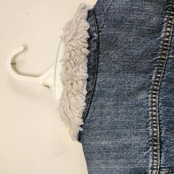 Stylish Levi's Denim Trucker Jacket with Sherpa Lining - Picture 10 of 11